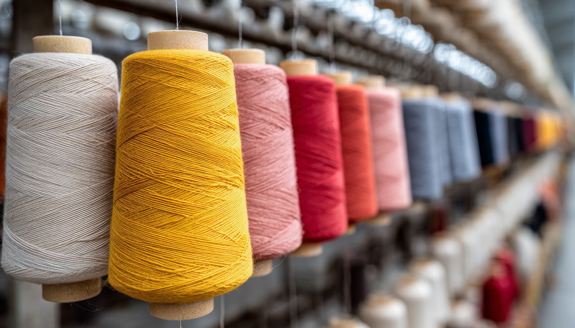 海外提携工場、国内自社縫製工場を活用した生産力